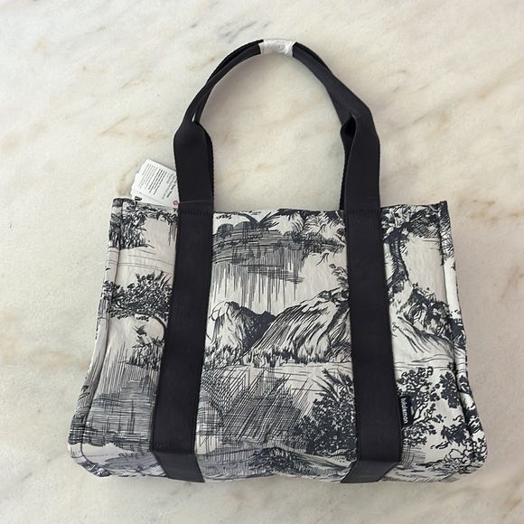 🍋💙 NWT Lululemon Boxy Tote Bag 10L Print Sketch Toile Turtledove Navy/Obsidian - Picture 11 of 16